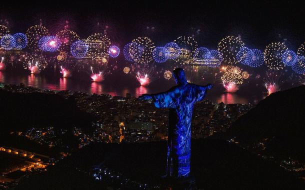 A impressionante queima de fogos de artifício na Noite do Reveillon, em Copacabana