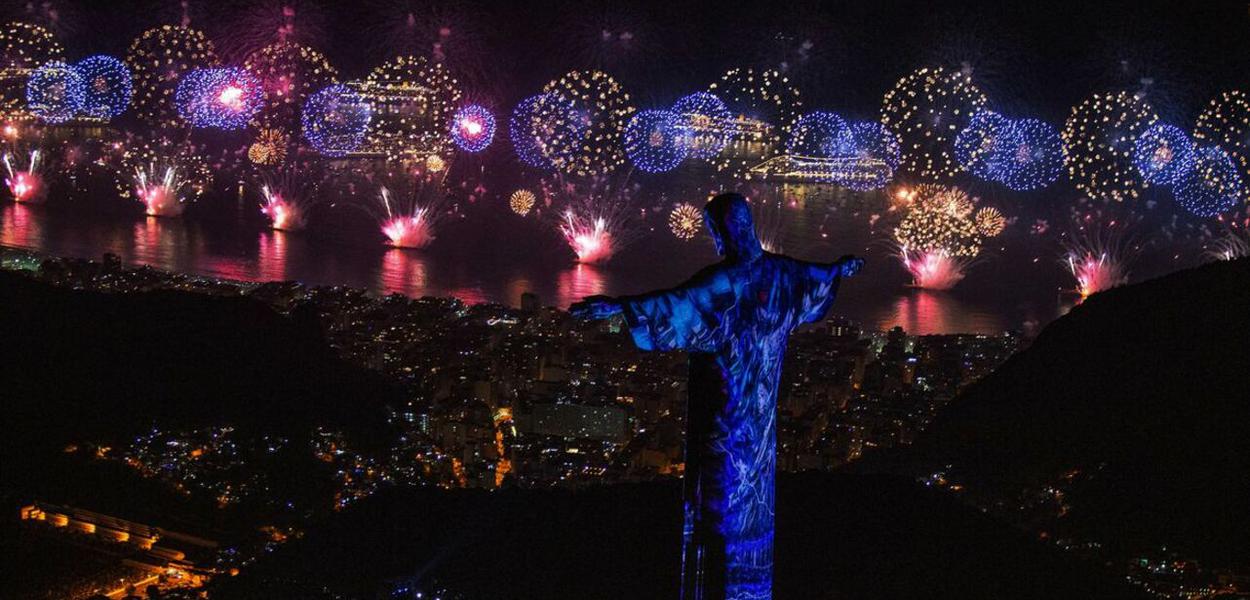 A impressionante queima de fogos de artifício na Noite do Reveillon, em Copacabana
