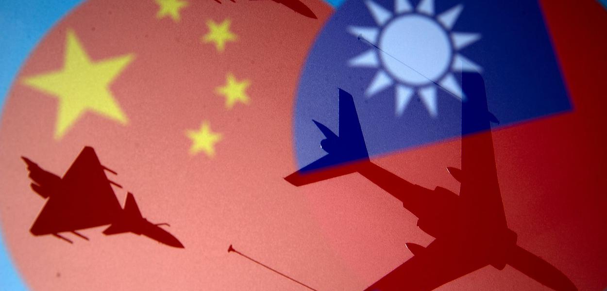 Bandeiras da China e de Taiwan retratadas sob a sombra de aviões militares
09/04/2021
REUTERS/Dado Ruvic (Foto: DADO RUVIC) Bandeiras da China e de Taiwan retratadas sob a sombra de aviões militares
09/04/2021
REUTERS/Dado Ruvic
