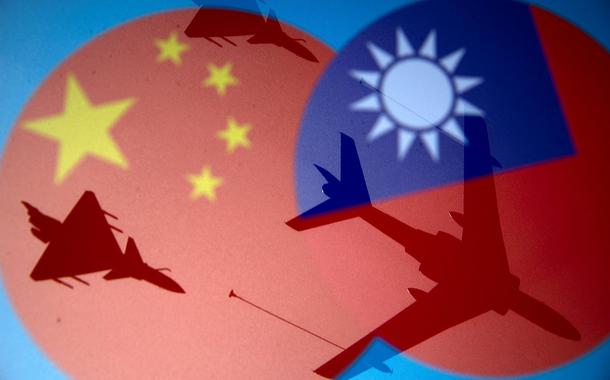 Bandeiras da China e de Taiwan retratadas sob a sombra de aviões militares 
09/04/2021
REUTERS/Dado Ruvic