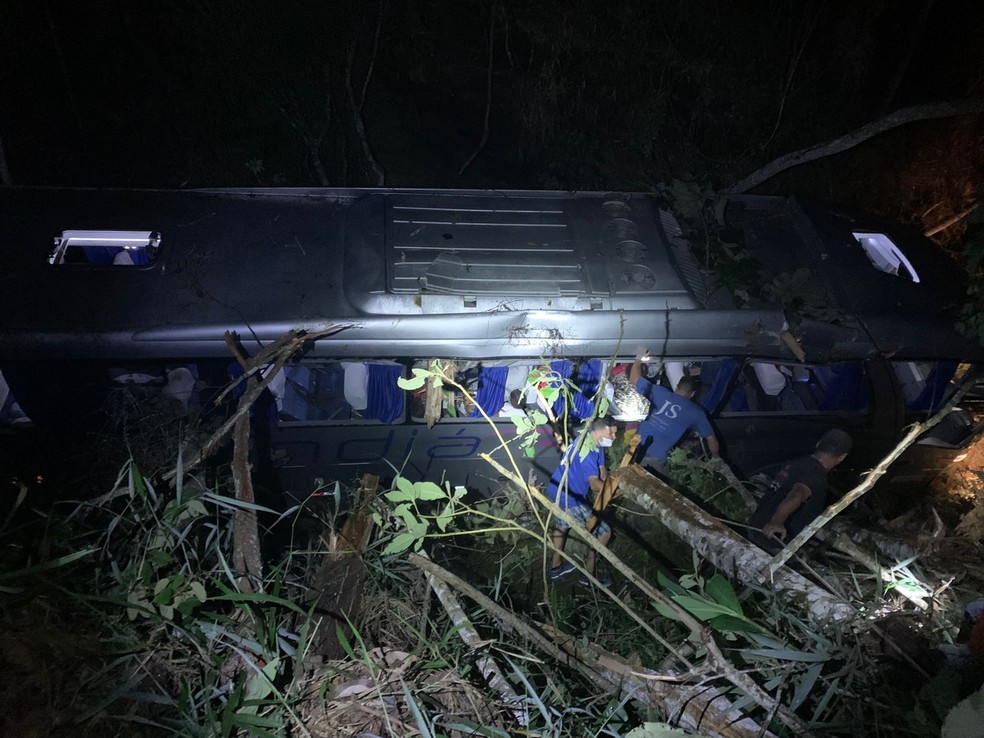 Ônibus cai em ribanceira em MG