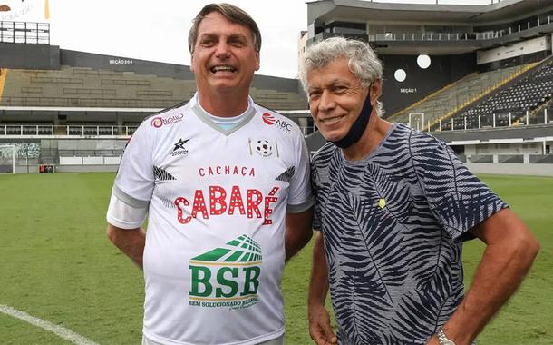 Jair Bolsonaro posa para foto com o ex-jogador do Santos Futebol Clube, Clodoaldo Santana