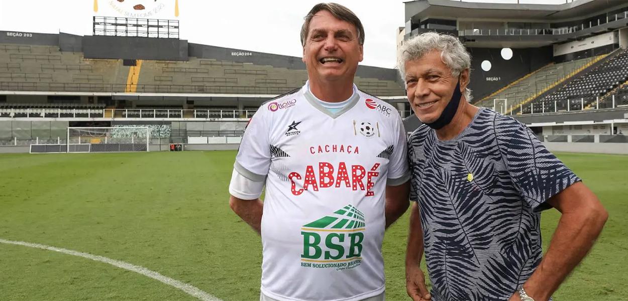 Jair Bolsonaro posa para foto com o ex-jogador do Santos Futebol Clube, Clodoaldo Santana