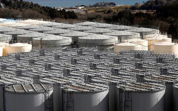 Galões armazenam água contaminada retirada da usina nuclear de Fukushima, no Japão, em imagem de 2019