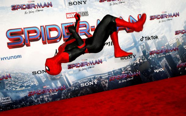 Pessoa vestida de Homem-Aranha no tapete vermelho de pré-estreia do filme em Los Angeles13/12/2021