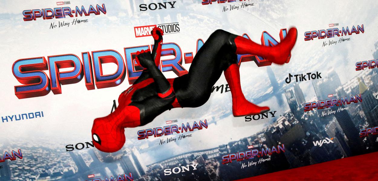 Pessoa vestida de Homem-Aranha no tapete vermelho de pré-estreia do filme em Los Angeles13/12/2021