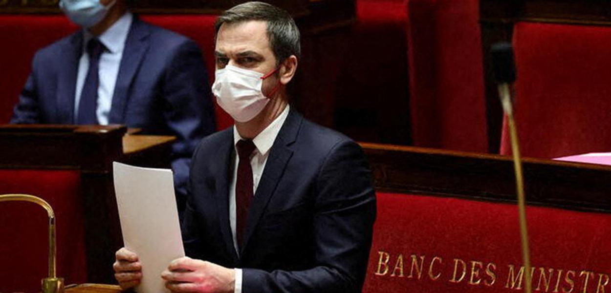 Parlamentares franceses discutem na Assembleia Nacional, em Paris, projeto de lei que pode exigir passaporte da vacina