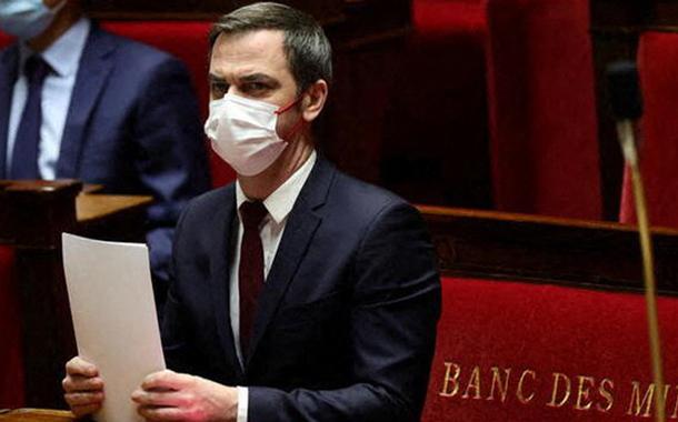 Parlamentares franceses discutem na Assembleia Nacional, em Paris, projeto de lei que pode exigir passaporte da vacina