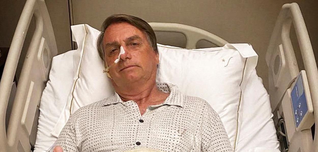 Presidente Jair Bolsonaro em leito de hospital em São Paulo