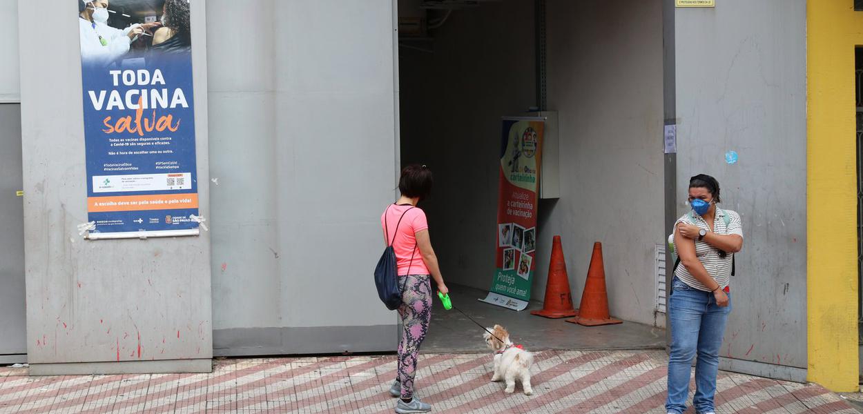 São Paulo - Posto de vacinação contra a Influenza na rua Humaitá, Bela Vista.