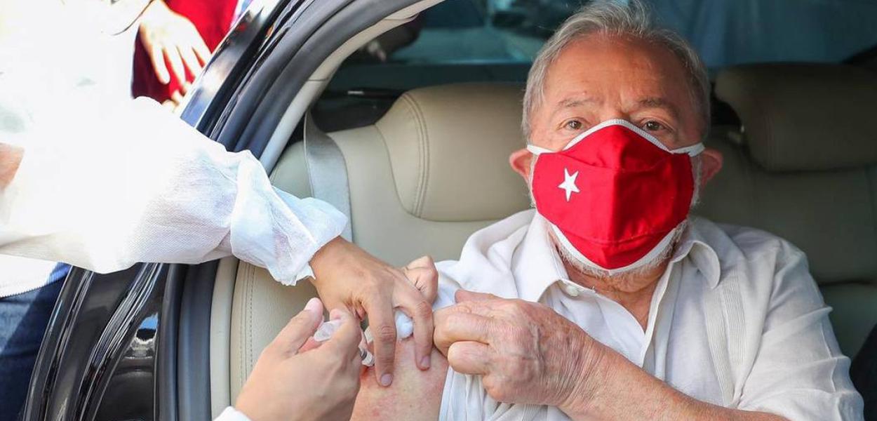 O ex-presidente Lula sendo vacinado