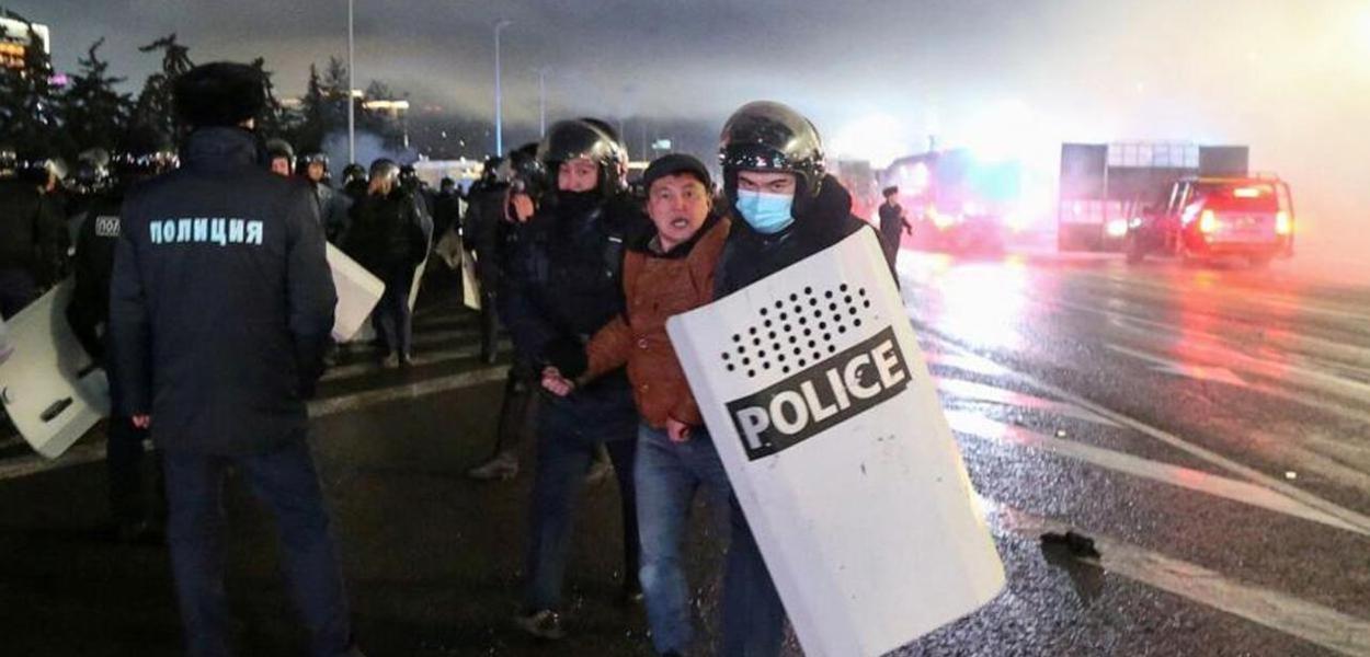 Topas rssas são enviadas para conter os tumultos no Cazaquistão