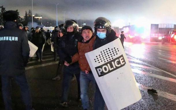 Topas rssas são enviadas para conter os tumultos no Cazaquistão