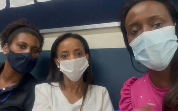 Fabiana (à direita) com as outras duas mulheres na delegacia