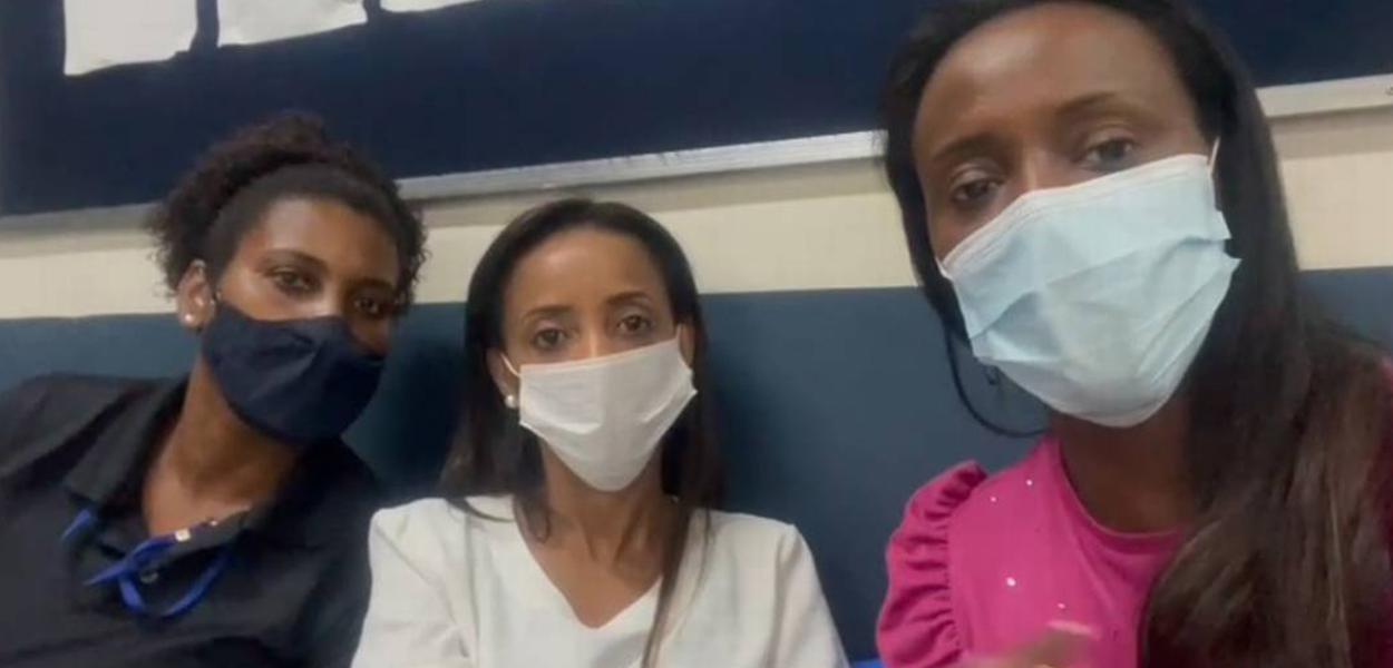 Fabiana (à direita) com as outras duas mulheres na delegacia