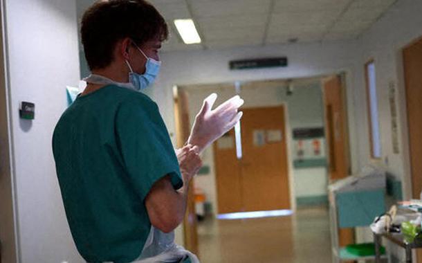 Profissional da saúde em hospital em Blackburn, no Reino Unido14/05/2020 REUTERS/Hannah McKay