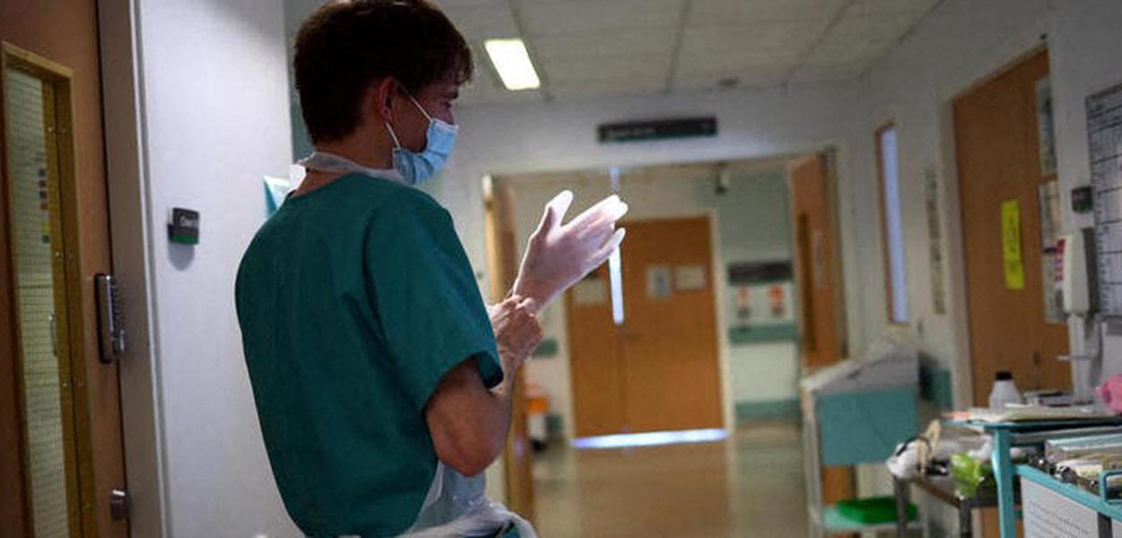 Profissional da saúde em hospital em Blackburn, no Reino Unido14/05/2020 REUTERS/Hannah McKay