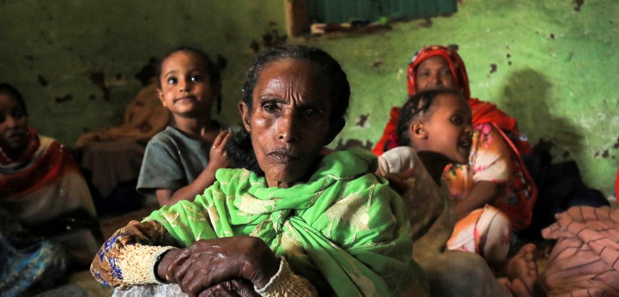 Fatuma Hussein, 65, senta-se em seu abrigo com sua família em um campo para deslocados internos devido aos combates entre a Força de Defesa Nacional da Etiópia e as forças da Frente de Libertação Popular do Tigré, na cidade de Dessie, região de Amhara