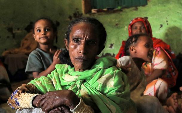 Fatuma Hussein, 65, senta-se em seu abrigo com sua família em um campo para deslocados internos devido aos combates entre a Força de Defesa Nacional da Etiópia e as forças da Frente de Libertação Popular do Tigré, na cidade de Dessie, região de Amhara