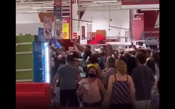 Clientes são filmados tentando aproveitar liquidação em Extra de Fortaleza