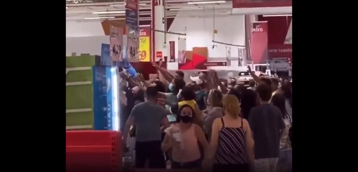 Clientes são filmados tentando aproveitar liquidação em Extra de Fortaleza