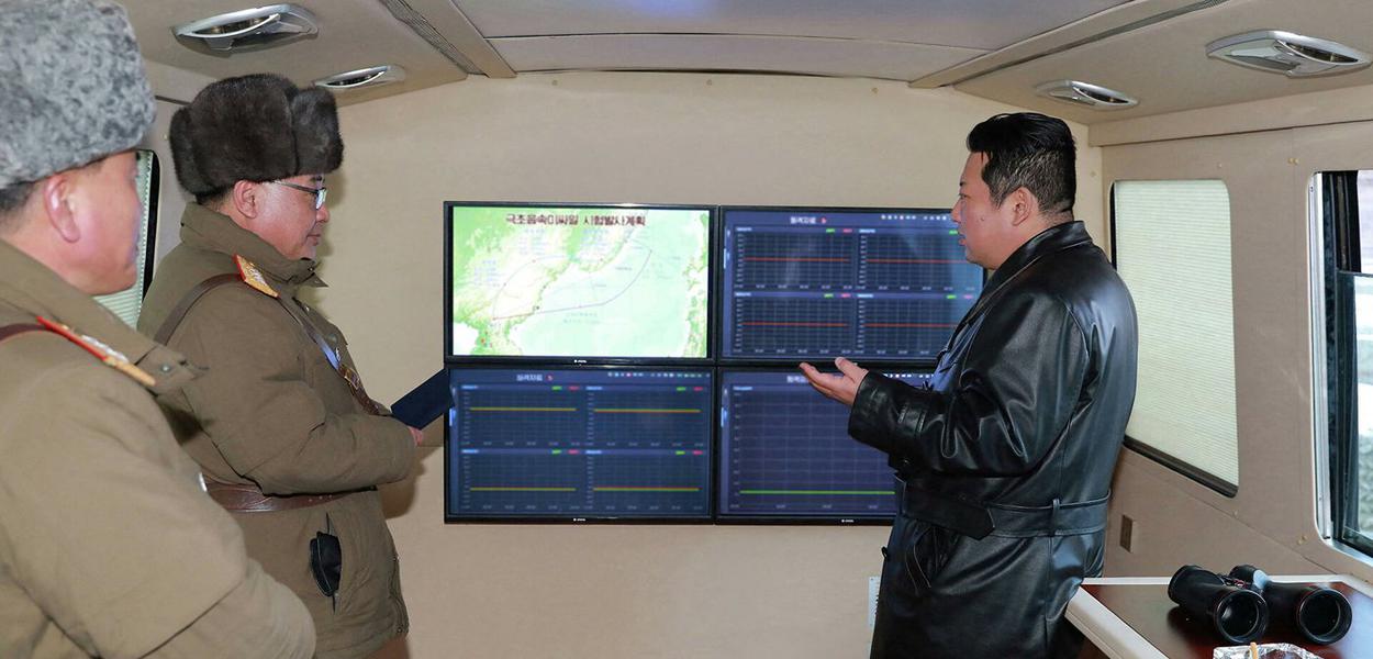 Coreia do Norte realiza teste de mísseis