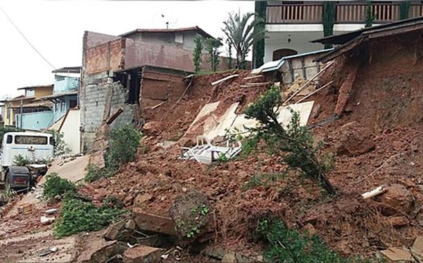 "Nada de concreto foi anunciado para reduzir os prejuízos dos moradores atingidos pelas enchentes"