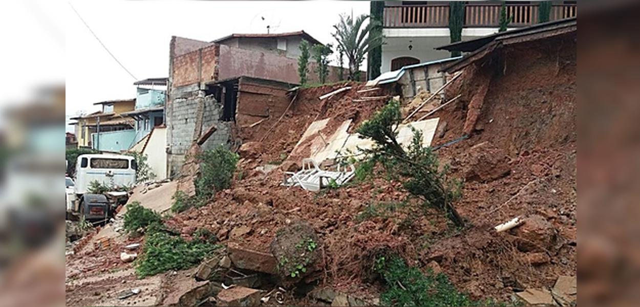 "Nada de concreto foi anunciado para reduzir os prejuízos dos moradores atingidos pelas enchentes"