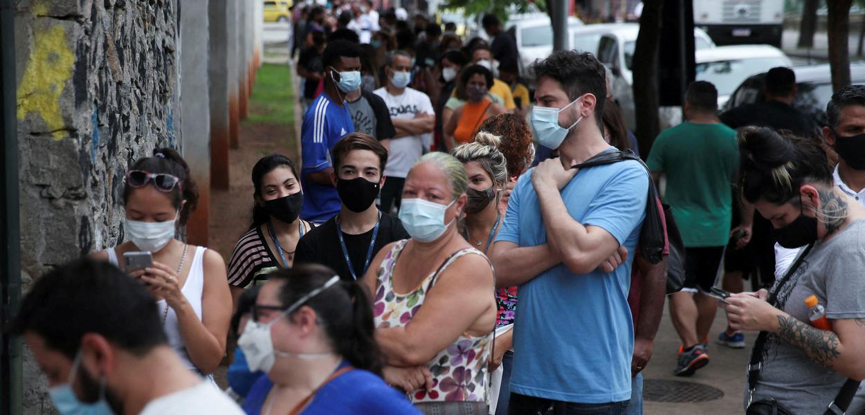 Fila de pessoas para fazer teste de Covid-19 no Rio de Janeiro06/01/2022