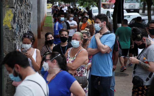 Fila de pessoas para fazer teste de Covid-19 no Rio de Janeiro06/01/2022