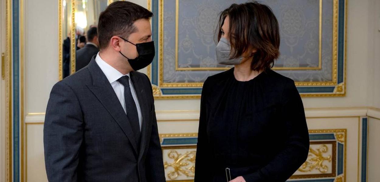 Presidente ucraniano, Volodymyr Zelenskiy, se encontra com a ministra das Relações Exteriores Annalena Baerbock, em Kiev