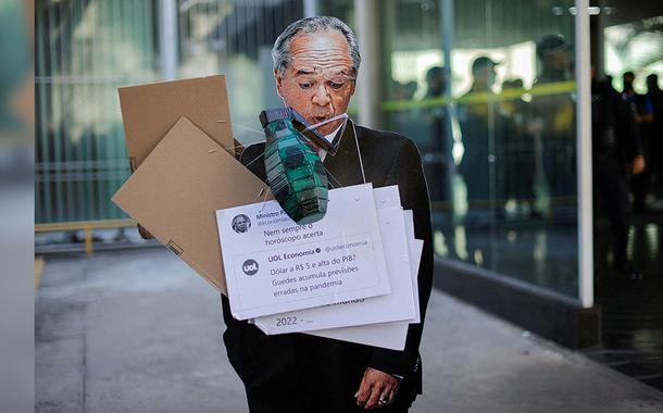 Imagem do ministro da Economia, Paulo Guedes, usada em protesto de servidores públicos em Brasília