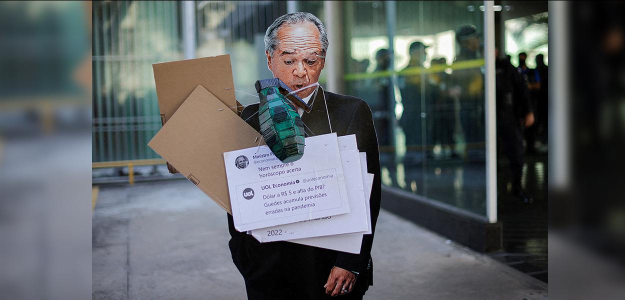 Imagem do ministro da Economia, Paulo Guedes, usada em protesto de servidores públicos em Brasília