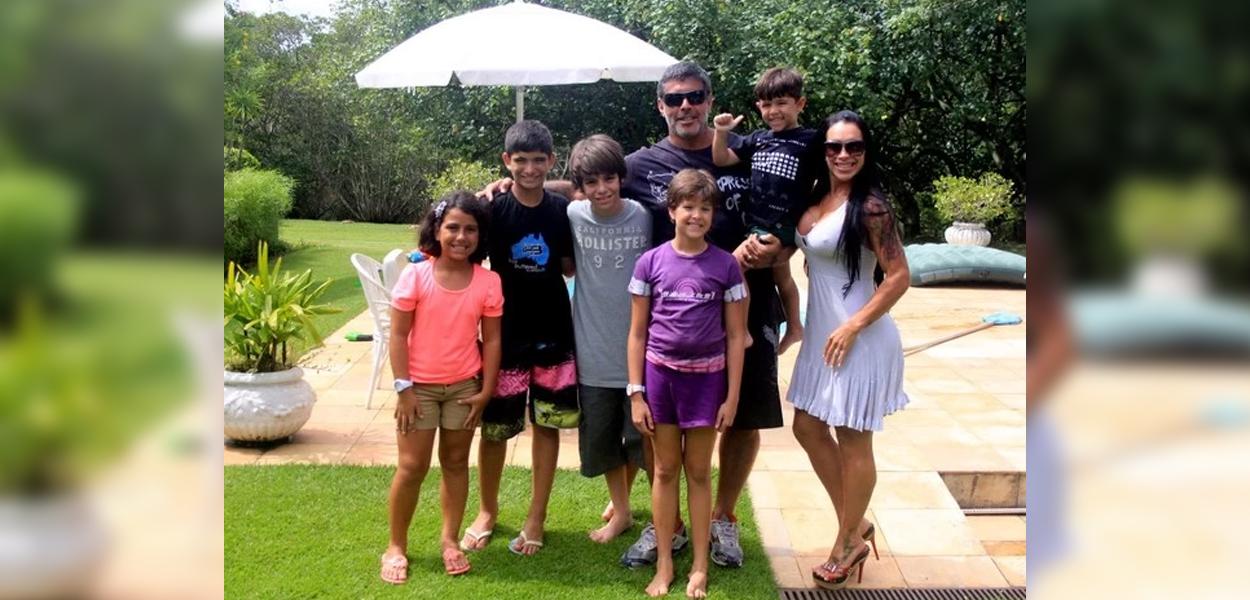 Alexandre Frota com Mayã (de cinza), Enzo (no colo), a mulher Fabiana e os amiguinhos dos filhos
