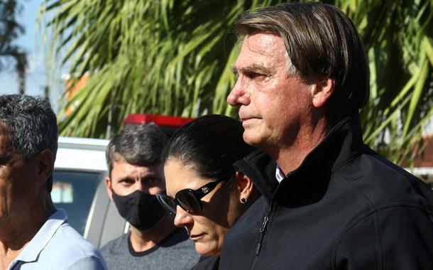 Bolsonaro acompanha enterro da mãe no interior de SP 21/01/2022