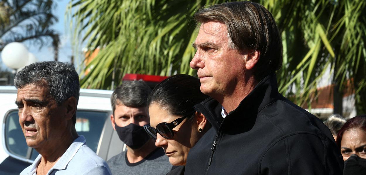 Bolsonaro acompanha enterro da mãe no interior de SP 21/01/2022