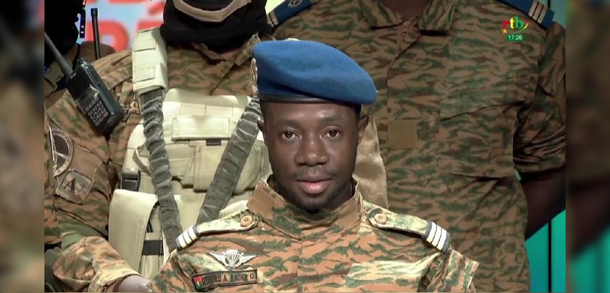 O capitão Sidsoré Kader Ouedraogo faz declaração na televisão nacional burquinabê (RTB), em 24 de janeiro de 2022