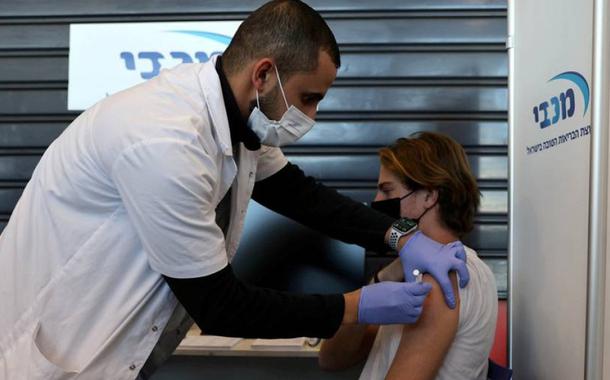 Jovem recebe vacina contra a Covid-19 em Israel