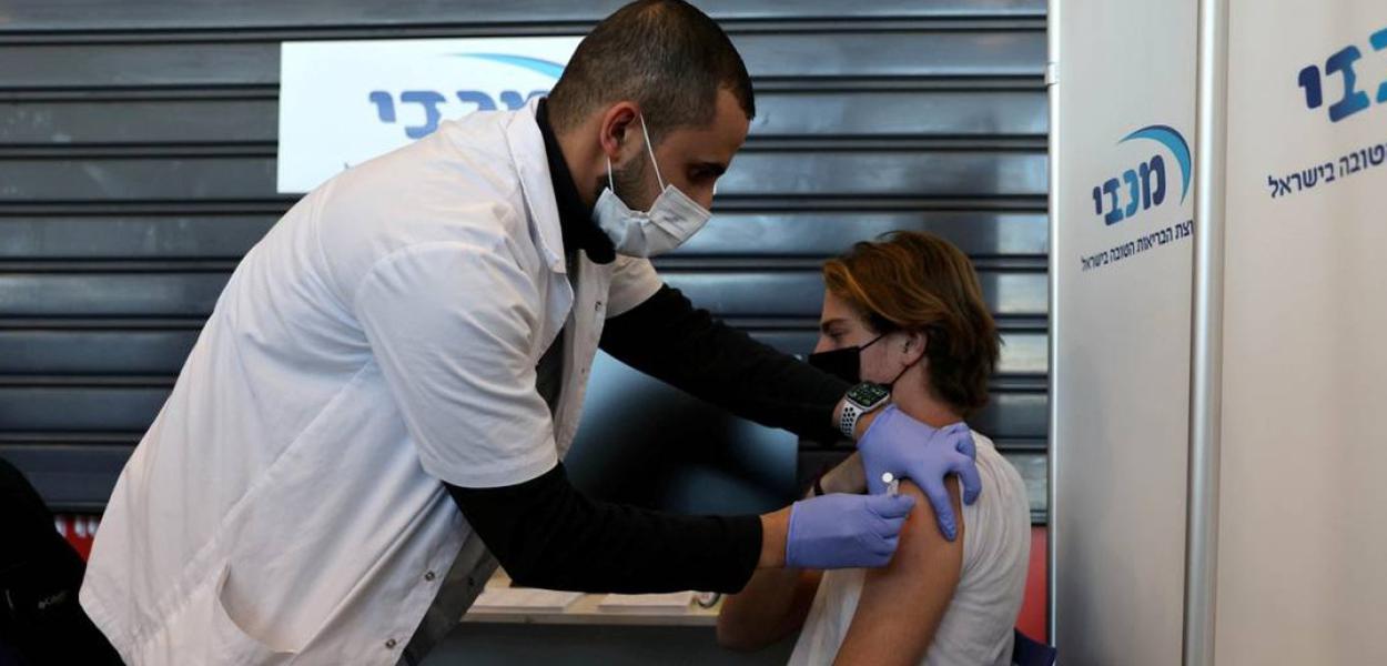 Jovem recebe vacina contra a Covid-19 em Israel