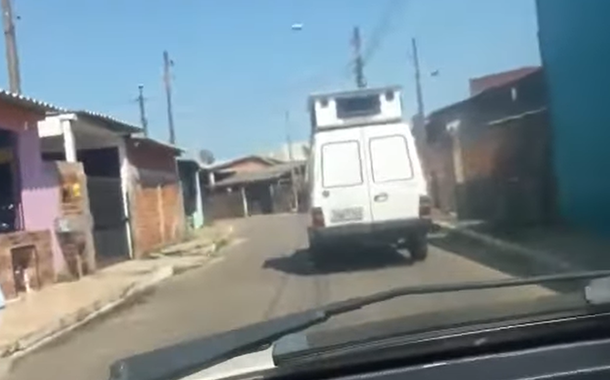 Carro de som toca mensagem antivacina em Novo Hamburgo