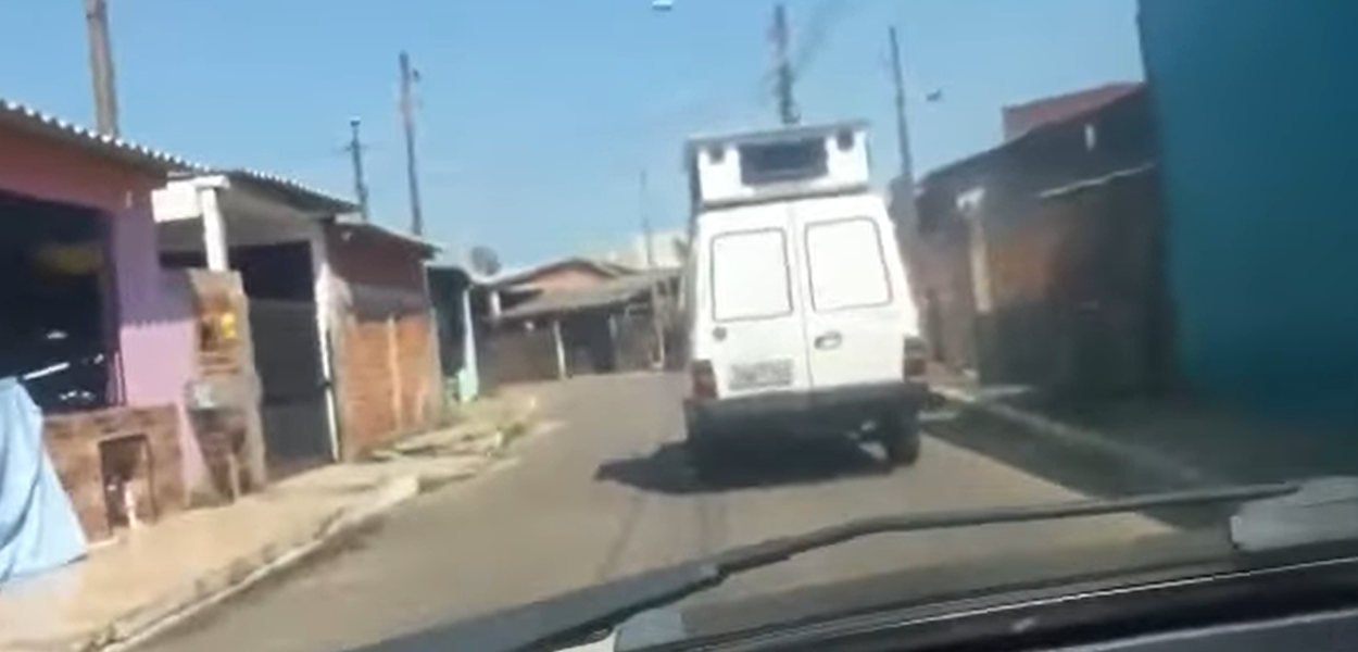 Carro de som toca mensagem antivacina em Novo Hamburgo