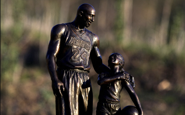 Estátua de Kobe Bryant e da filha