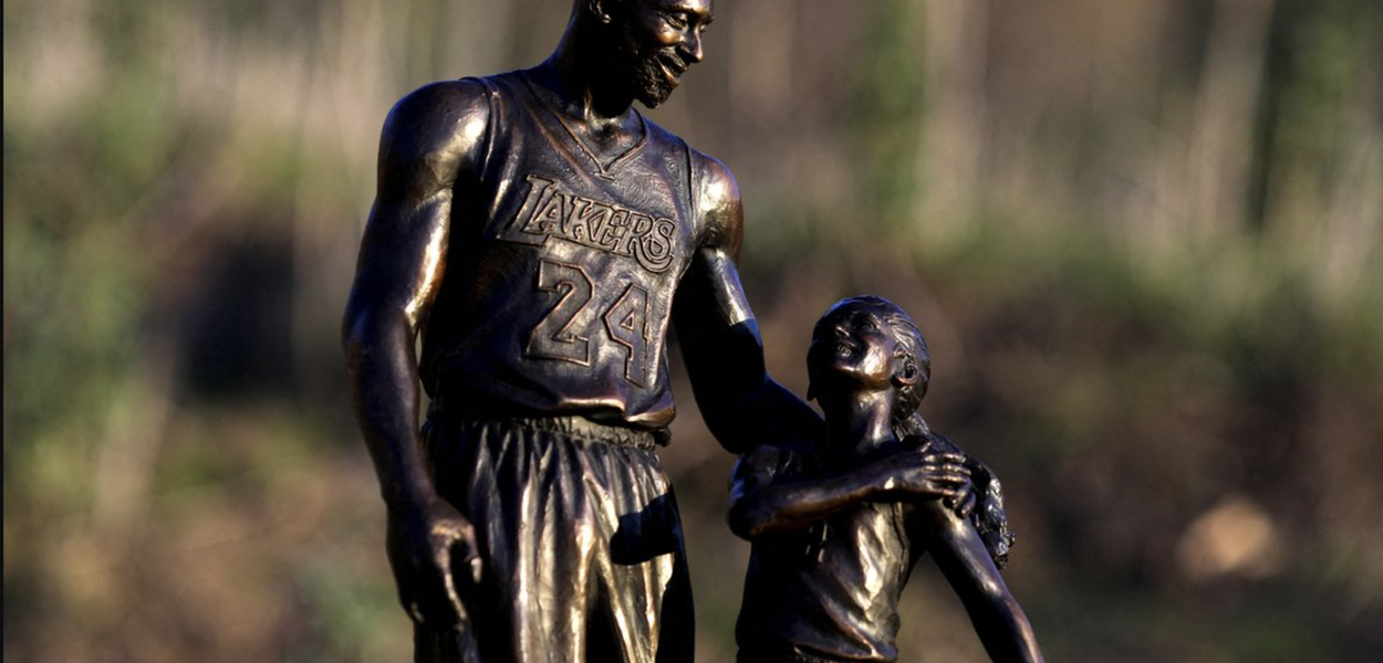 Estátua de Kobe Bryant e da filha