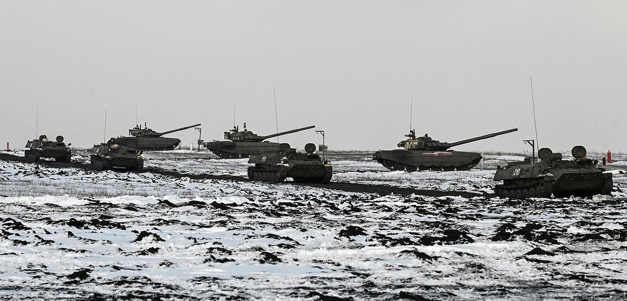 Veículos militares russos durante exercício militar na região de Rostov