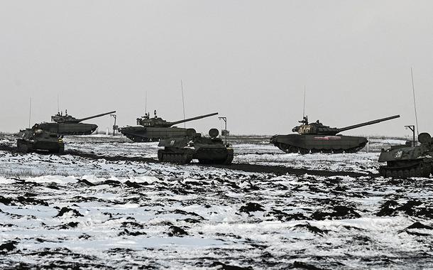 Veículos militares russos durante exercício militar na região de Rostov