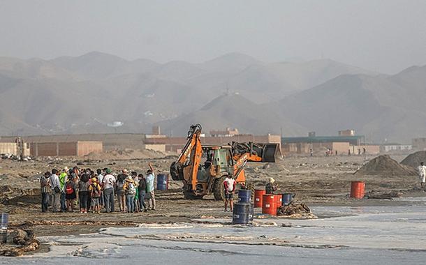 Derramamento de petróleo no litoral da zona metropolitana de Lima é considerado o maior desastre ambiental da história recente do Peru