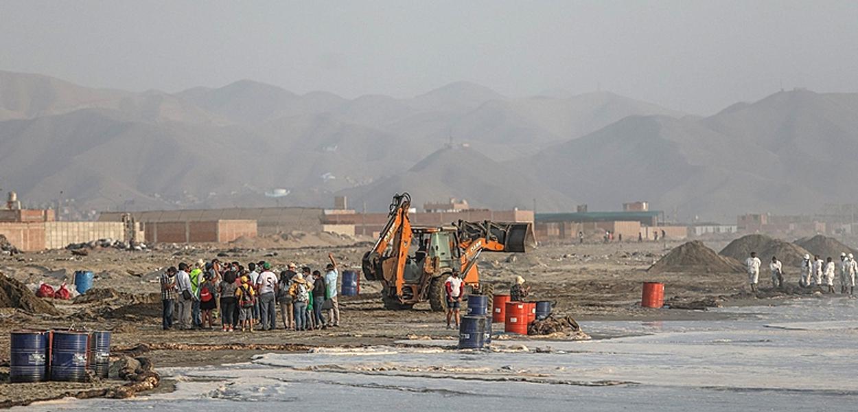 Derramamento de petróleo no litoral da zona metropolitana de Lima é considerado o maior desastre ambiental da história recente do Peru