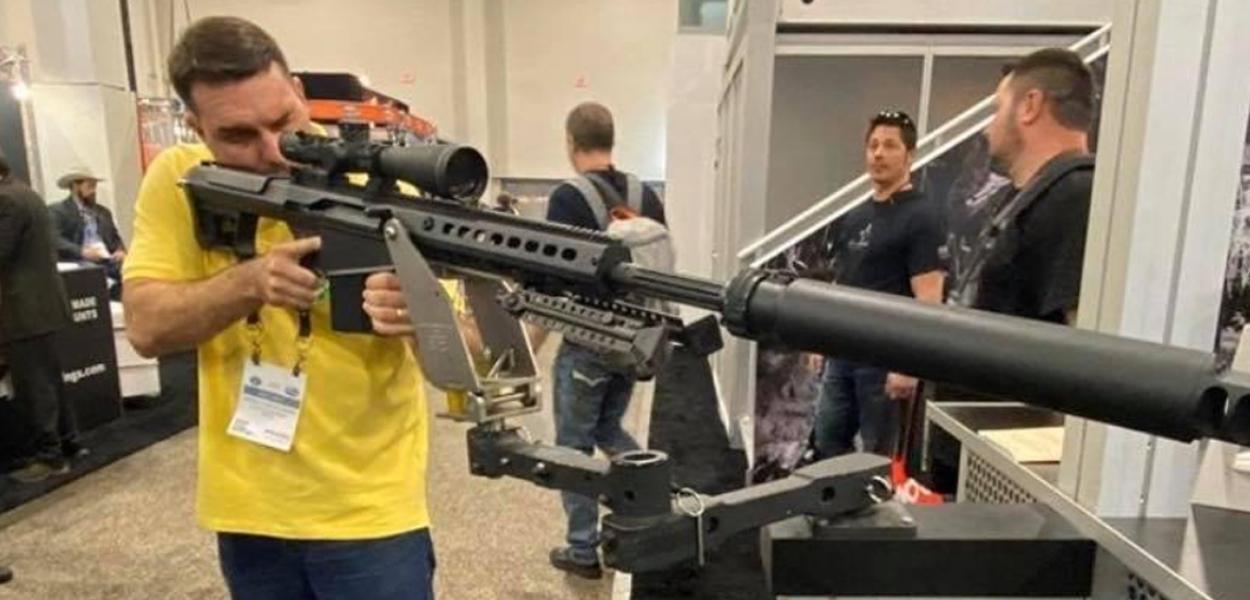 Flávio Bolsonaro com armas