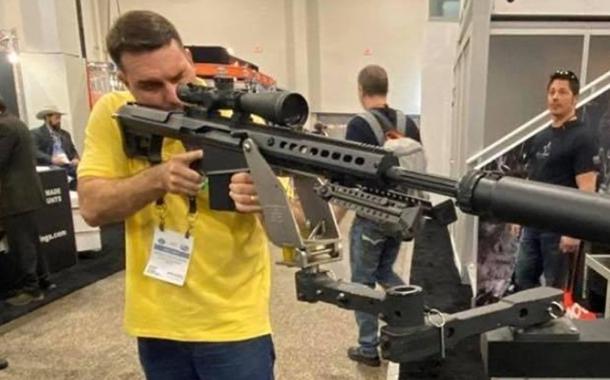 Flávio Bolsonaro com armas