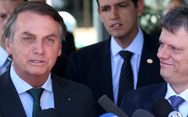 O presidente Jair Bolsonaro e o ministro da Infraestrutura, Tarcísio de Freitas durante entrevista à imprensa